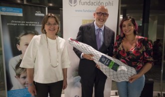 Entrega del jamón ibérico donado por Redondo Iglesias a la ganadora del sorteo